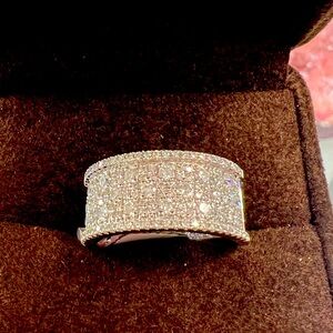 Beautiful breathtaking 14kt Gold and diamond pave wedding band